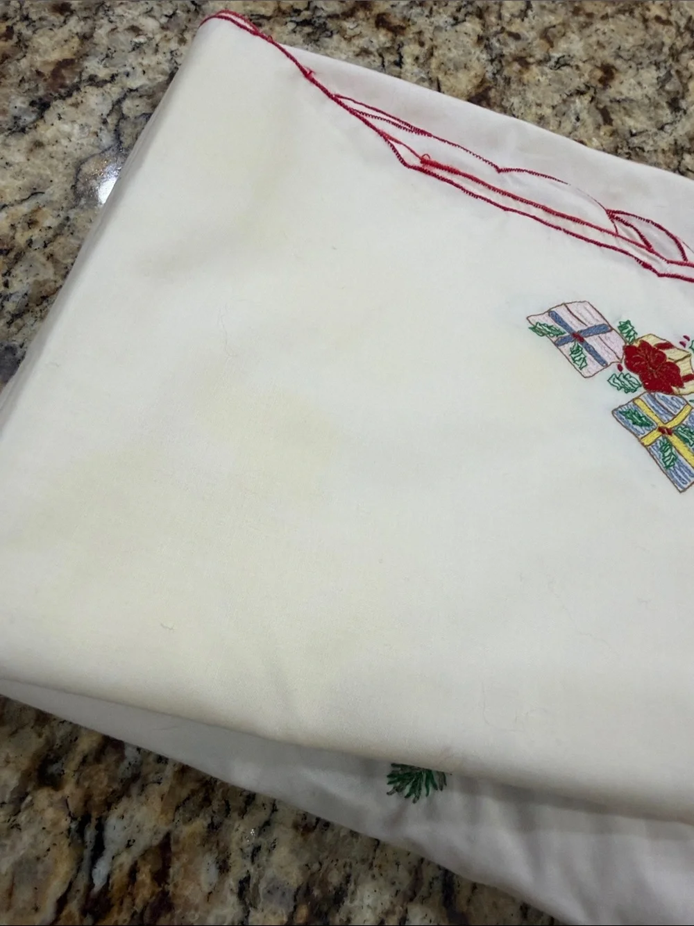 Vintage 60 inch Round White Embroidered Christmas Tree Tablecloth and 4 Napkins